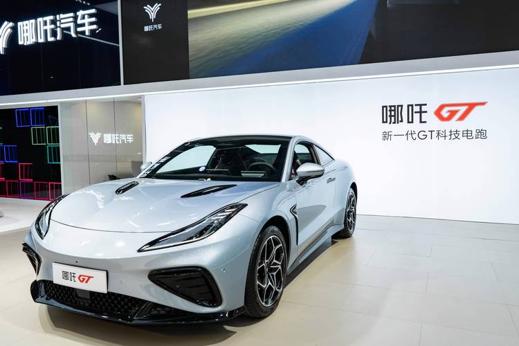 重庆124哪吒汽车在智能汽车领域的表现，领途汽车在新能源汽车市场中的影响力